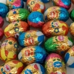 Oeufs en chocolat au lait praliné sous aluminium<br>